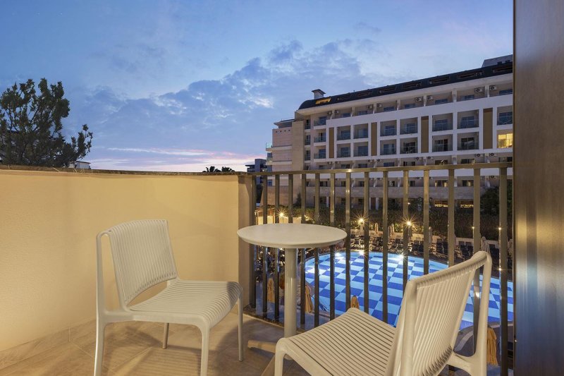 Deluxe Pool View Room