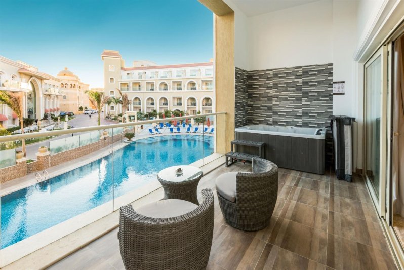 Jacuzzi Suite Pool View Room