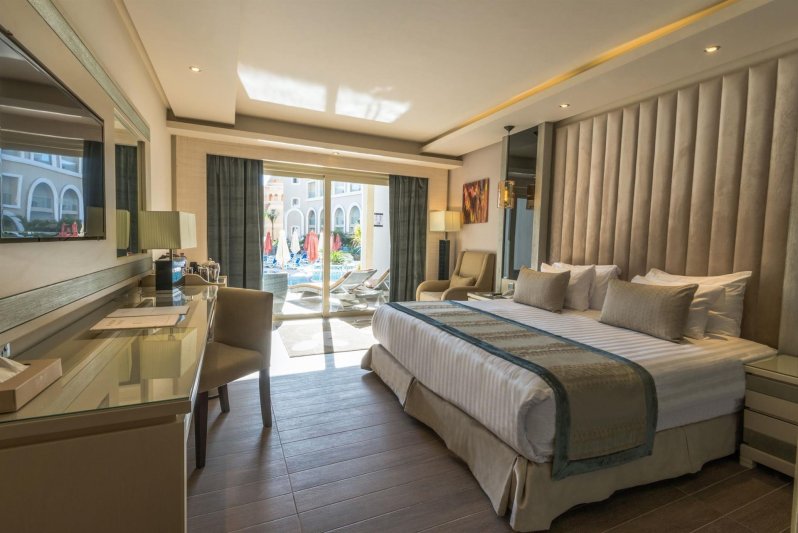 Swim Up Deluxe Pool View Room