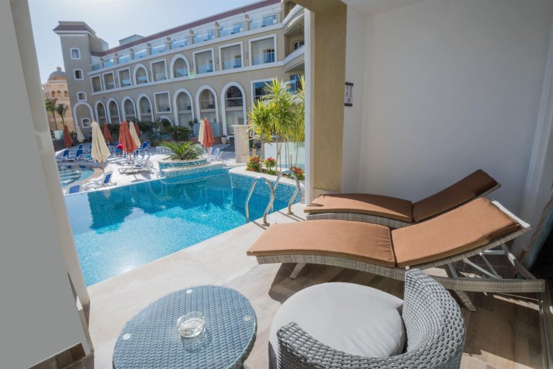 Swim Up Deluxe Pool View Room