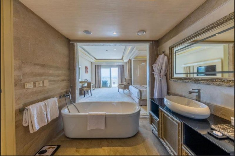 Jacuzzi Deluxe Pool View Room