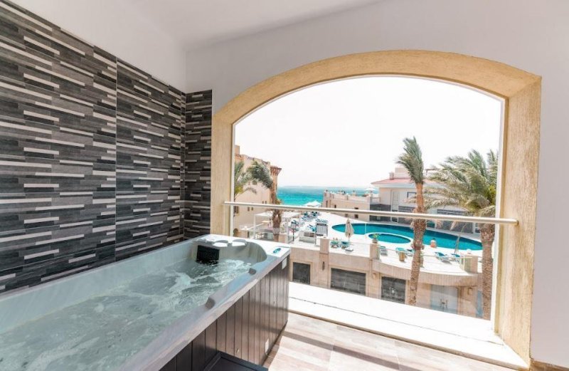 Jacuzzi Deluxe Pool View Room