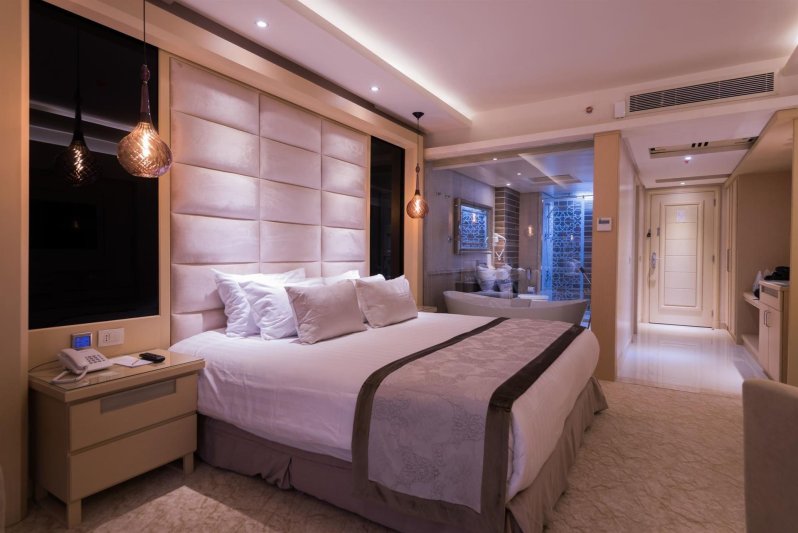 Deluxe Pool View Room