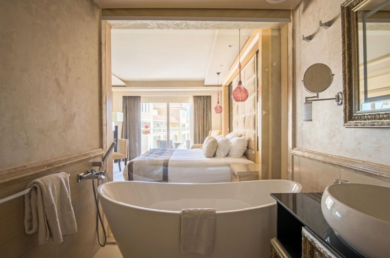 SUPERIOR MOUNTIAN/CITY VIEW ROOM