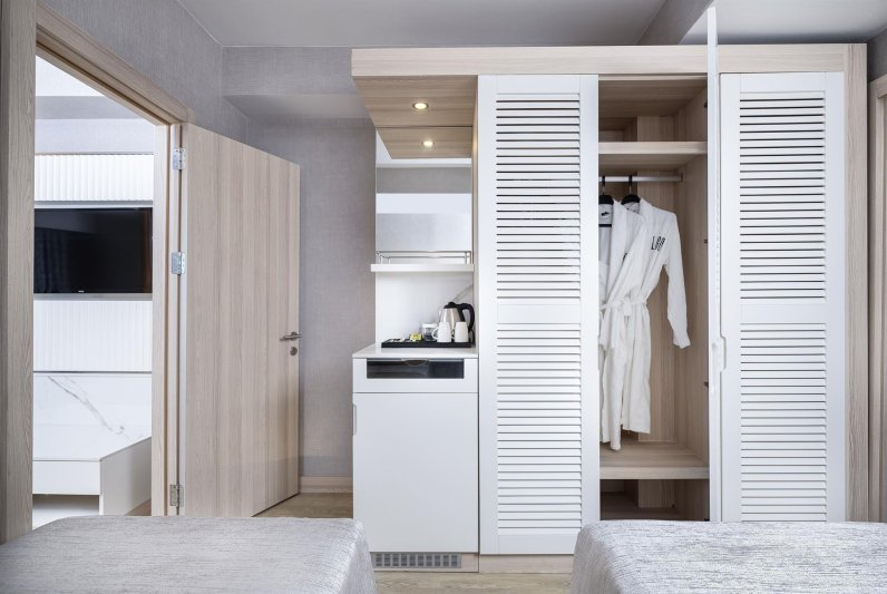 FAMILY SWIM UP LAND VIEW