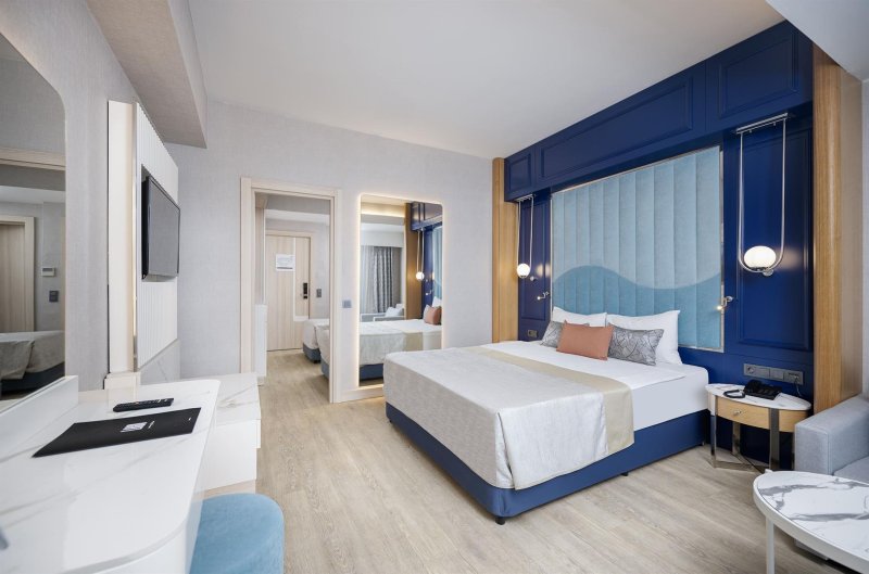 FAMILY SWIM UP LAND VIEW