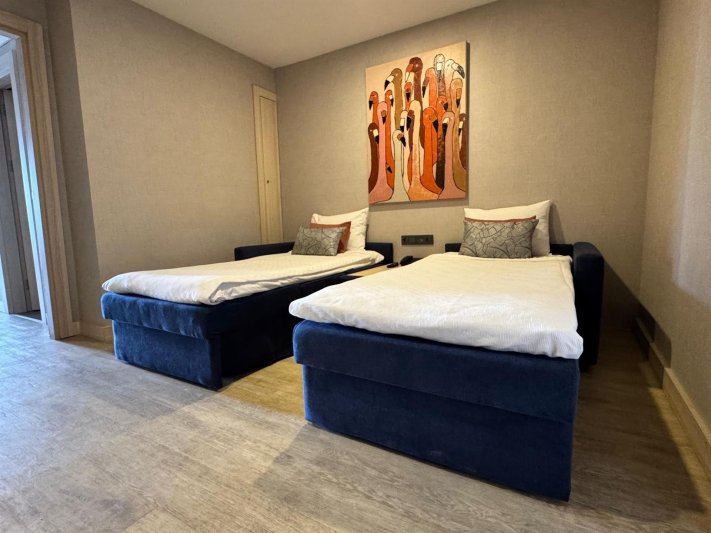 FAMILY SWIM UP LAND VIEW