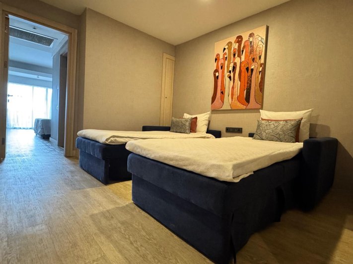 FAMILY SWIM UP LAND VIEW