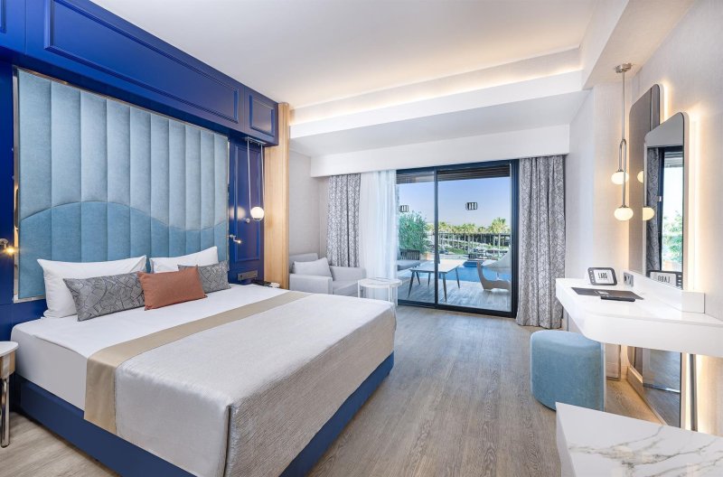 FAMILY SWIM UP SEA VIEW