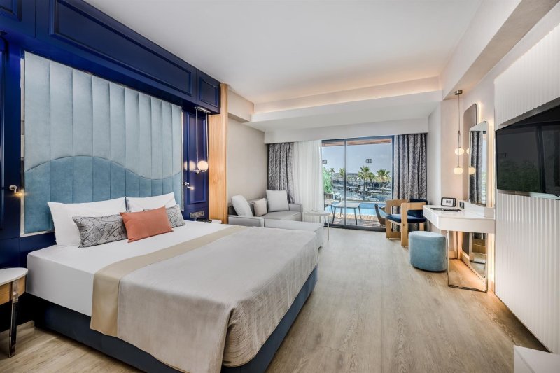 FAMILY SWIM UP SEA VIEW