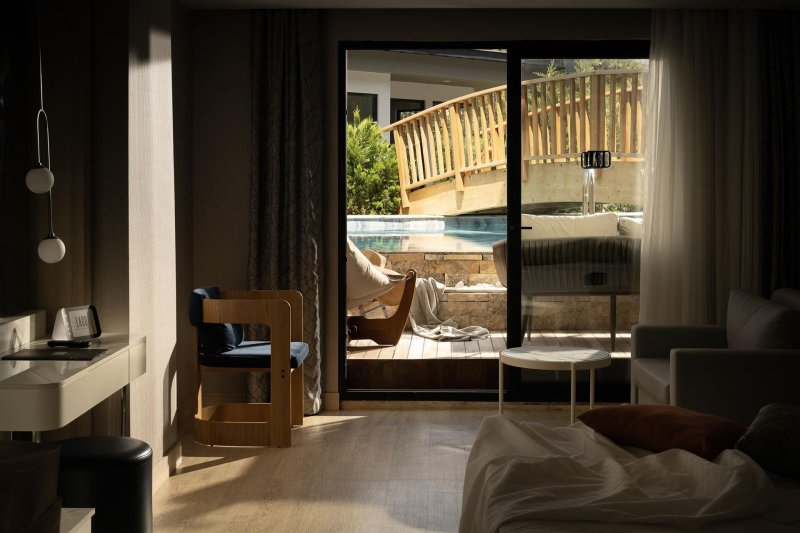 Swim Up Land View Room