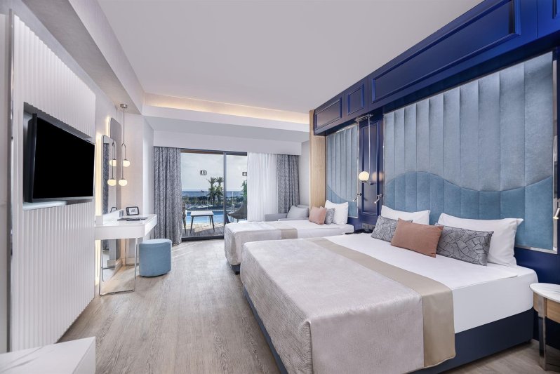 Swim Up Land View Room