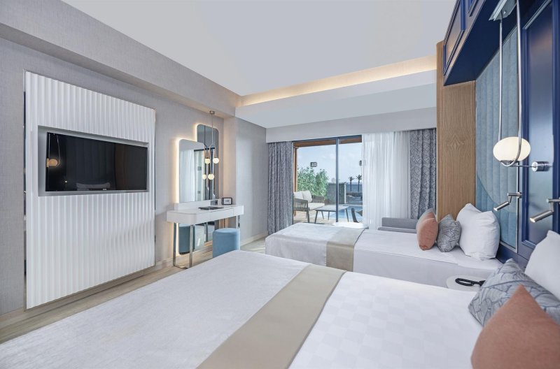 Swim Up Land View Room