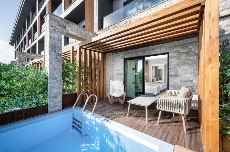 Swim Up Land View Room