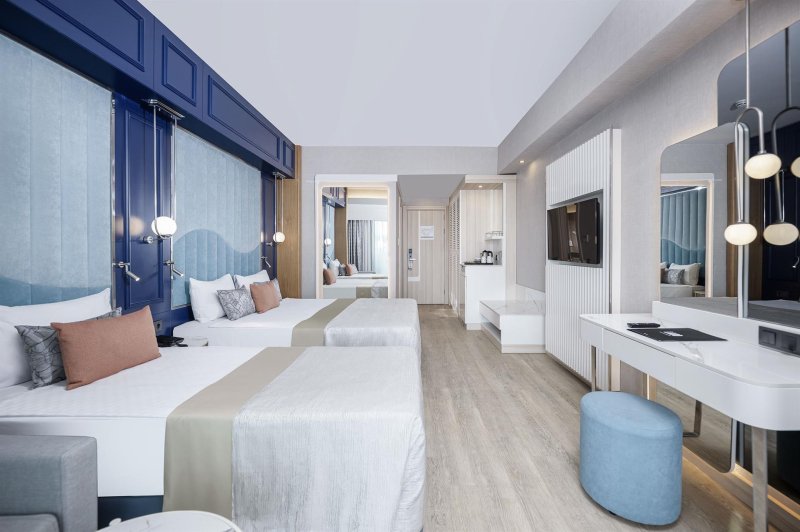 Swim Up Land View Room