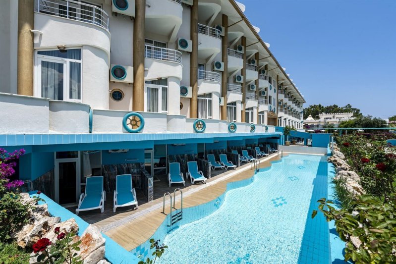Swim Up Room