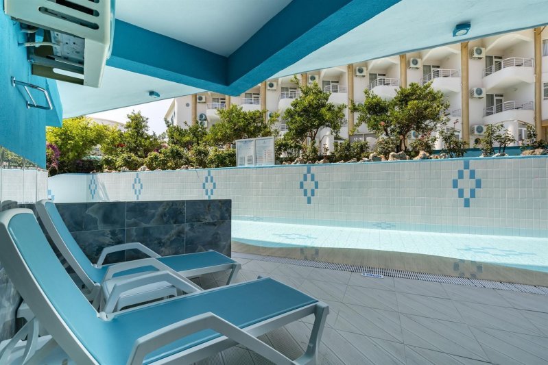 Swim Up Room