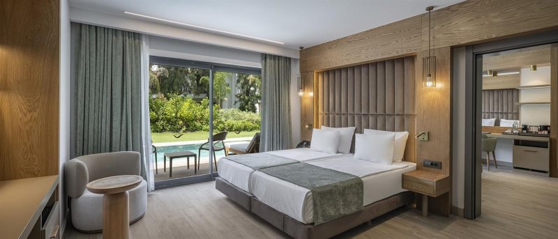 Family Swim Up Room