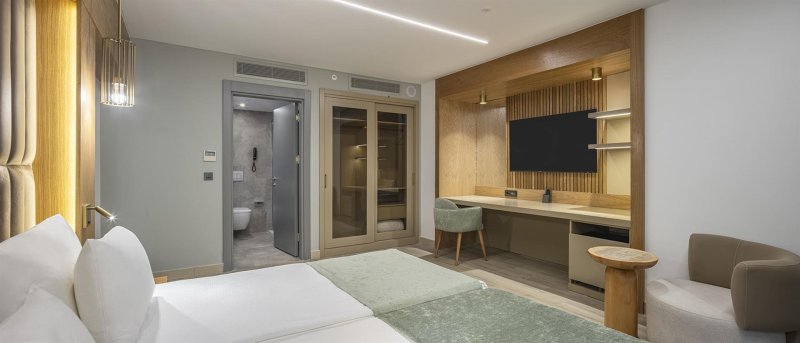 Family Swim Up Room