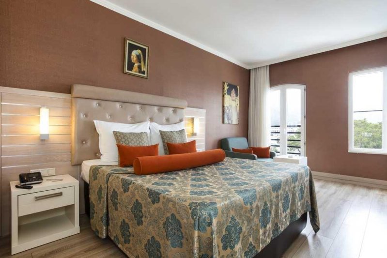 Familes-Couples Orange Suite Room