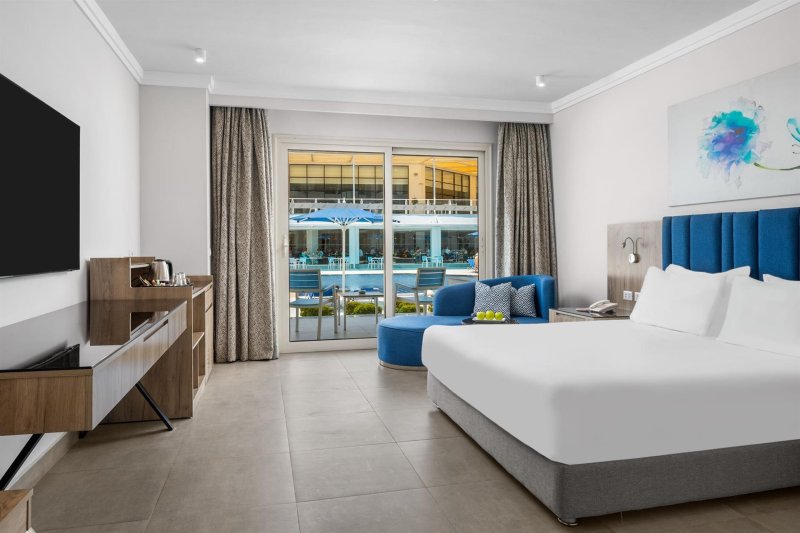 Deluxe Pool View Room