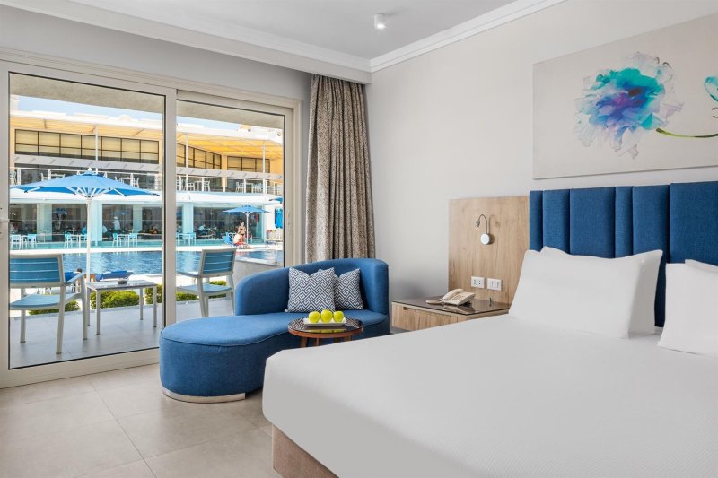 Deluxe Pool View Room