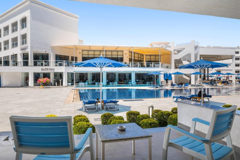 Deluxe Pool View Room