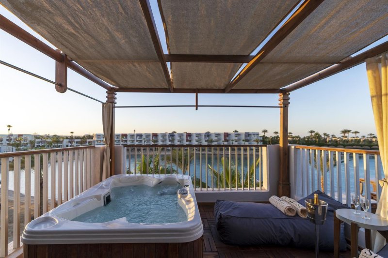 Jacuzzi Suite - Posh Club