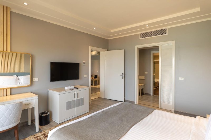 Crystal Jacuzzi Suite - Posh Club