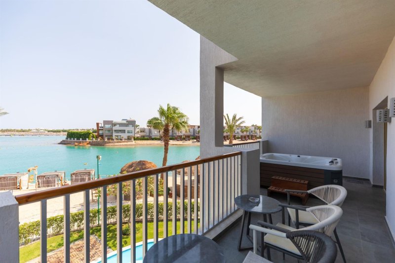 Crystal Jacuzzi Suite - Posh Club