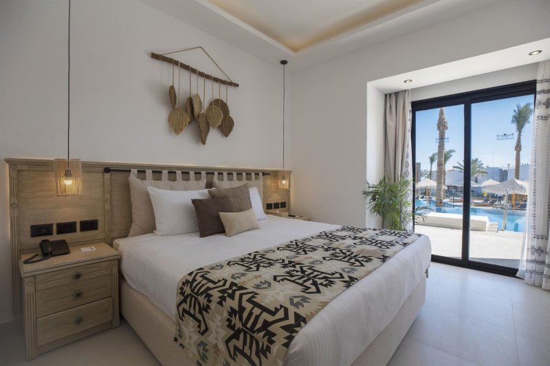 Junior Suite Swim Up - Posh Club