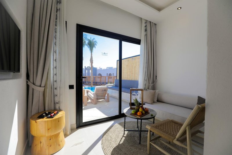 Junior Suite Swim Up - Posh Club