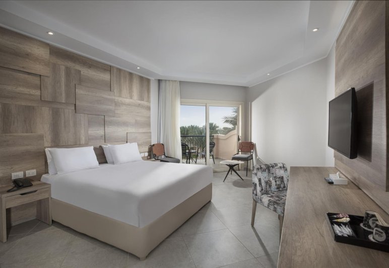 Deluxe Pool / Side Sea Room