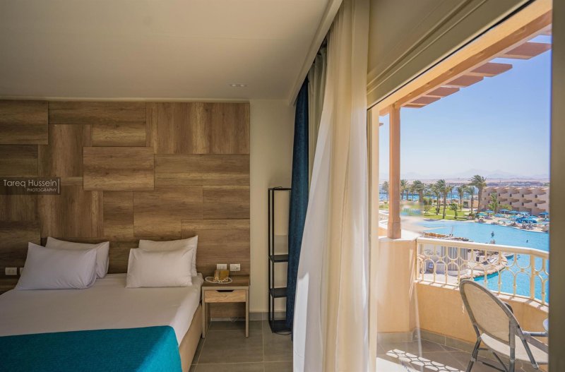 Deluxe Pool / Side Sea Room
