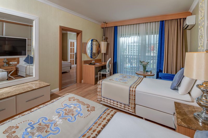 Family Land View Couple And Ladies Only