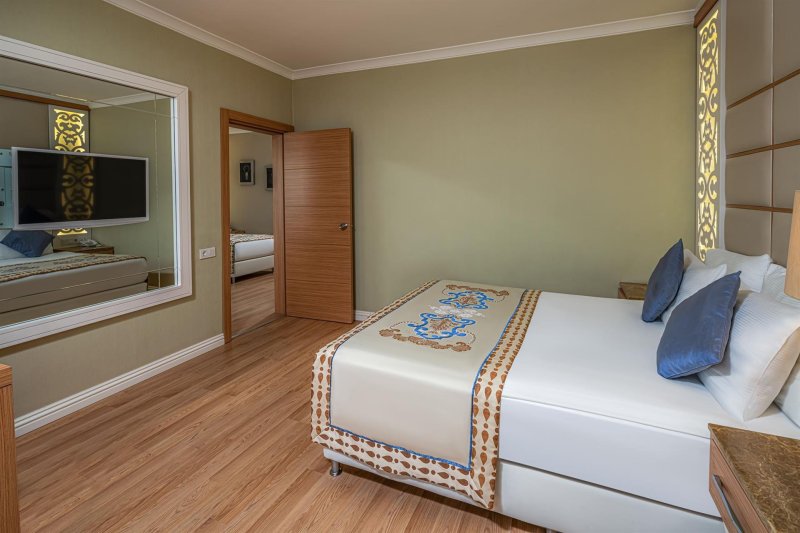 Family Land View Couple And Ladies Only