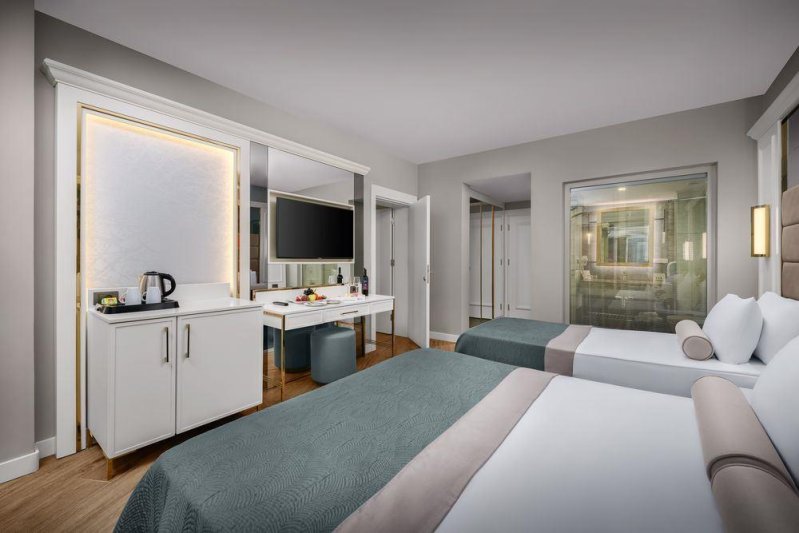 Deluxe Connection Room Partial View