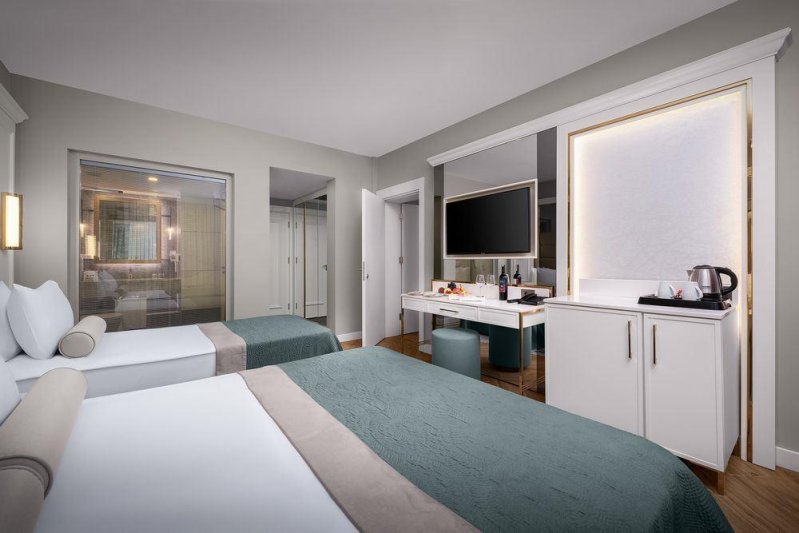 Deluxe Connection Room Partial View