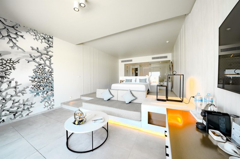 Swim Up Room