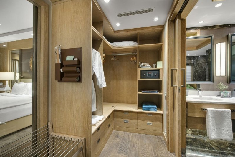 Pearl Pool Room