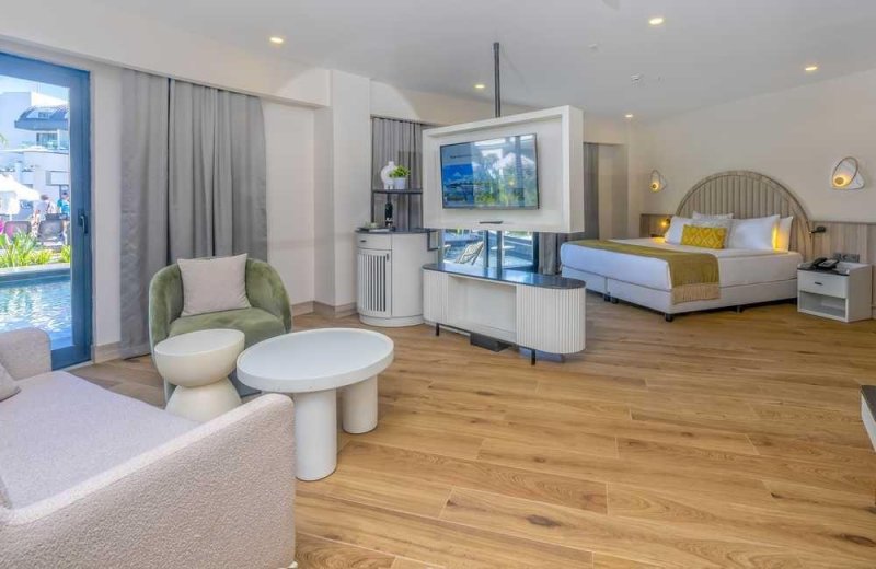 Suite Swim Up Room