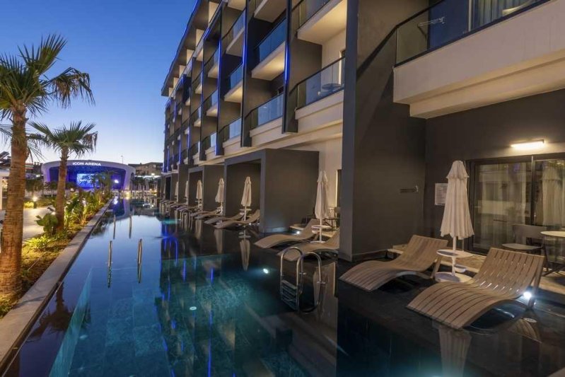 Swim Up Room