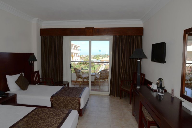Deluxe Pool & Sea View Room