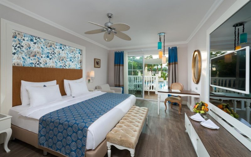 Deluxe Pool Room