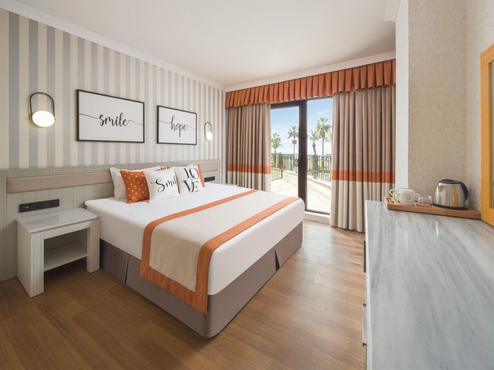 Mainbuilding Family Room Sea View