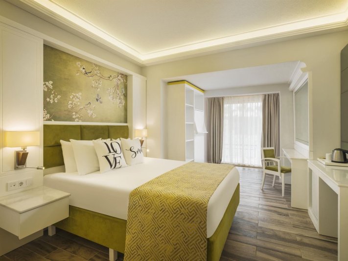 Lake House Family Room Swim Up