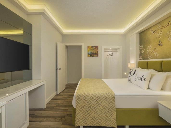 Lake House Family Room Swim Up