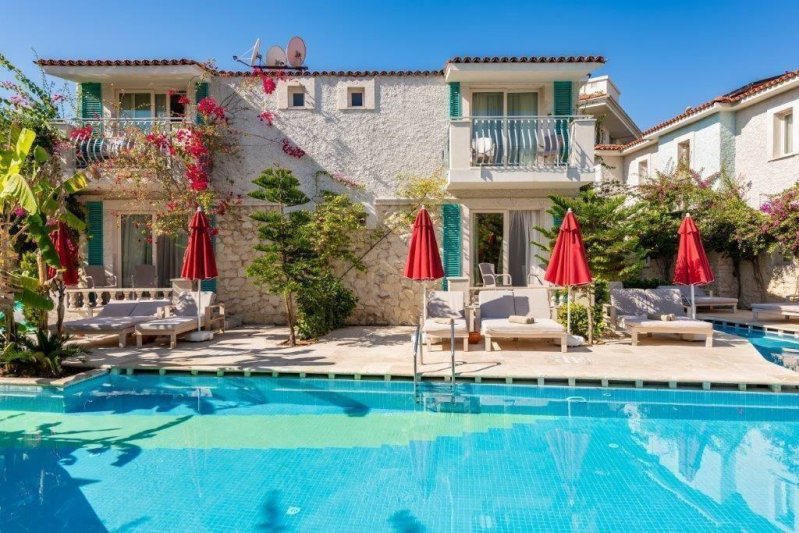 Lake House Swim Up Std