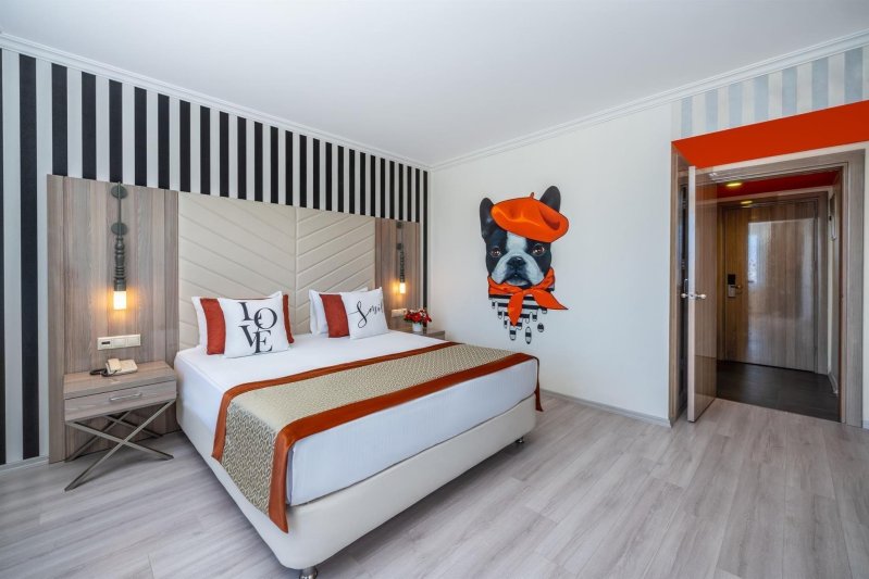 Mainbuilding Family Room Land View