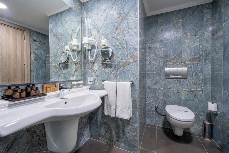 Mainbuilding Family Room Land View